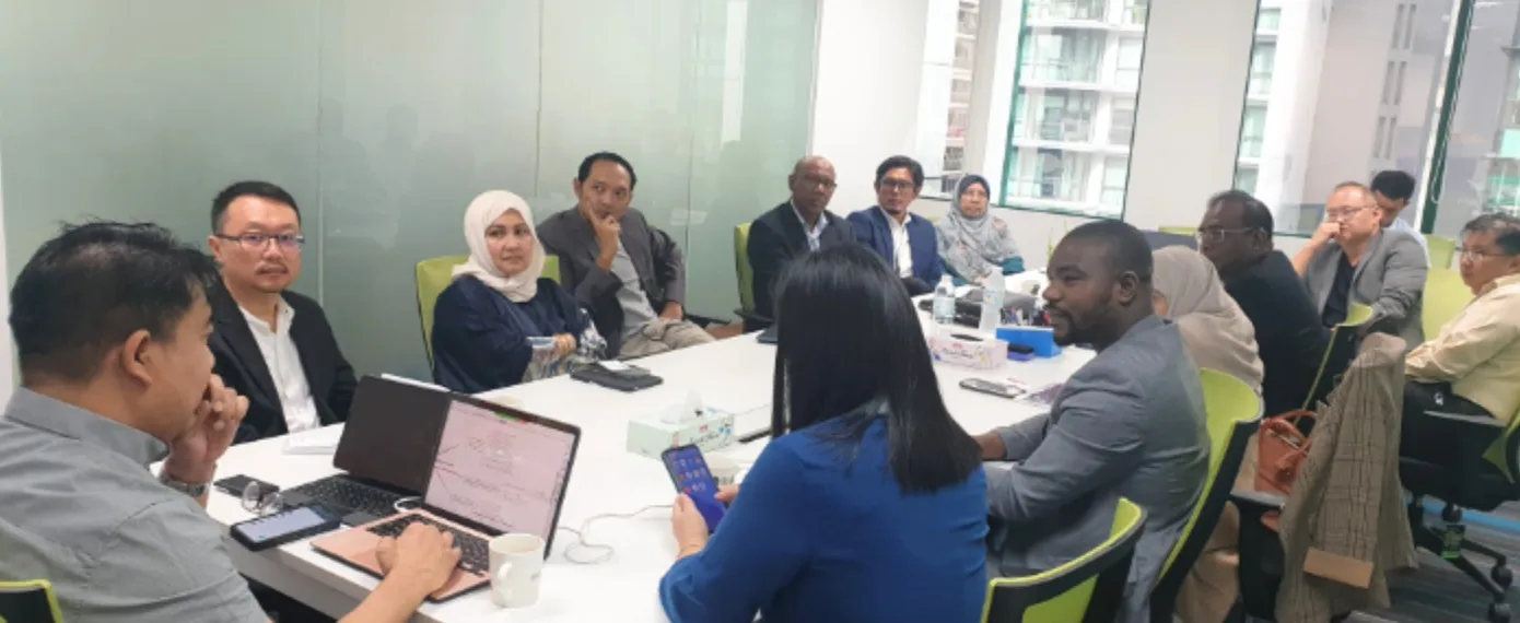 Roundtable discussion in the lab